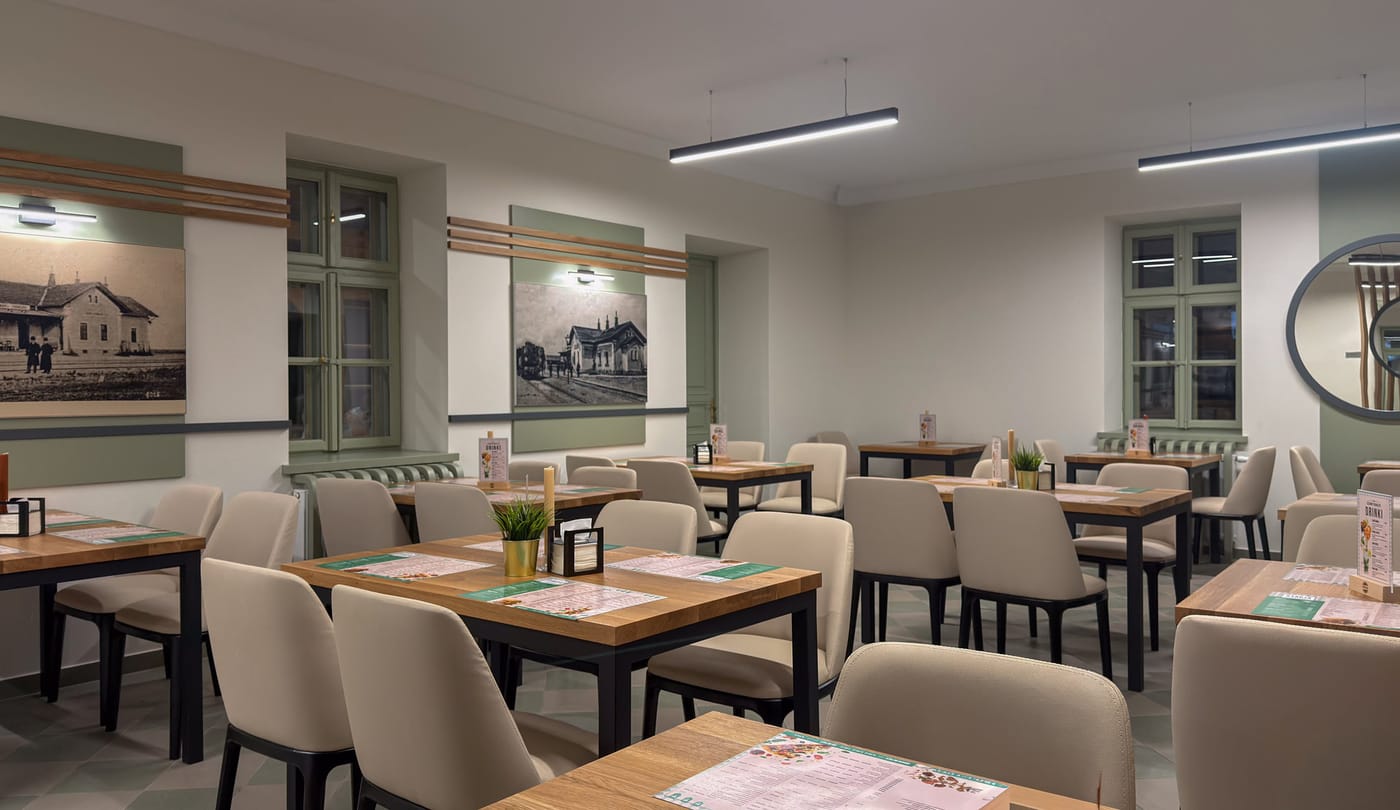 Sala restauracyjna, drewniane stoły i szałwiowe ściany